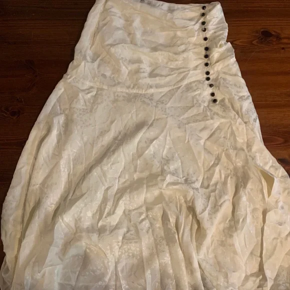 Le Fou Wilfred (Aritzia) %100 silk Tango skirt in cream - Picture 4 of 8